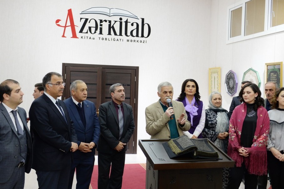 Azerbaijan: Pameran Alquran Tulisan Tangan di atas Kain Sutra