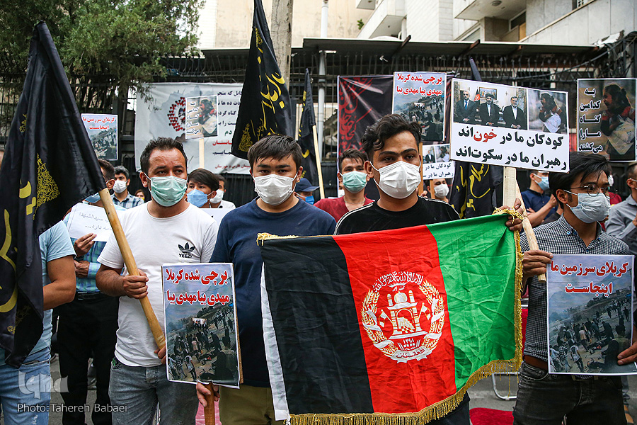وقفة طلابية أمام السفارة الأفغانية بطهران تنديداً بالجريمة الارهابية في كابول