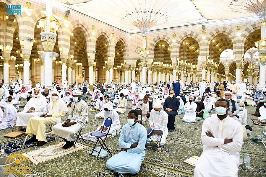المسلمون يؤدون صلاة عيد الفطر في ظل كورونا