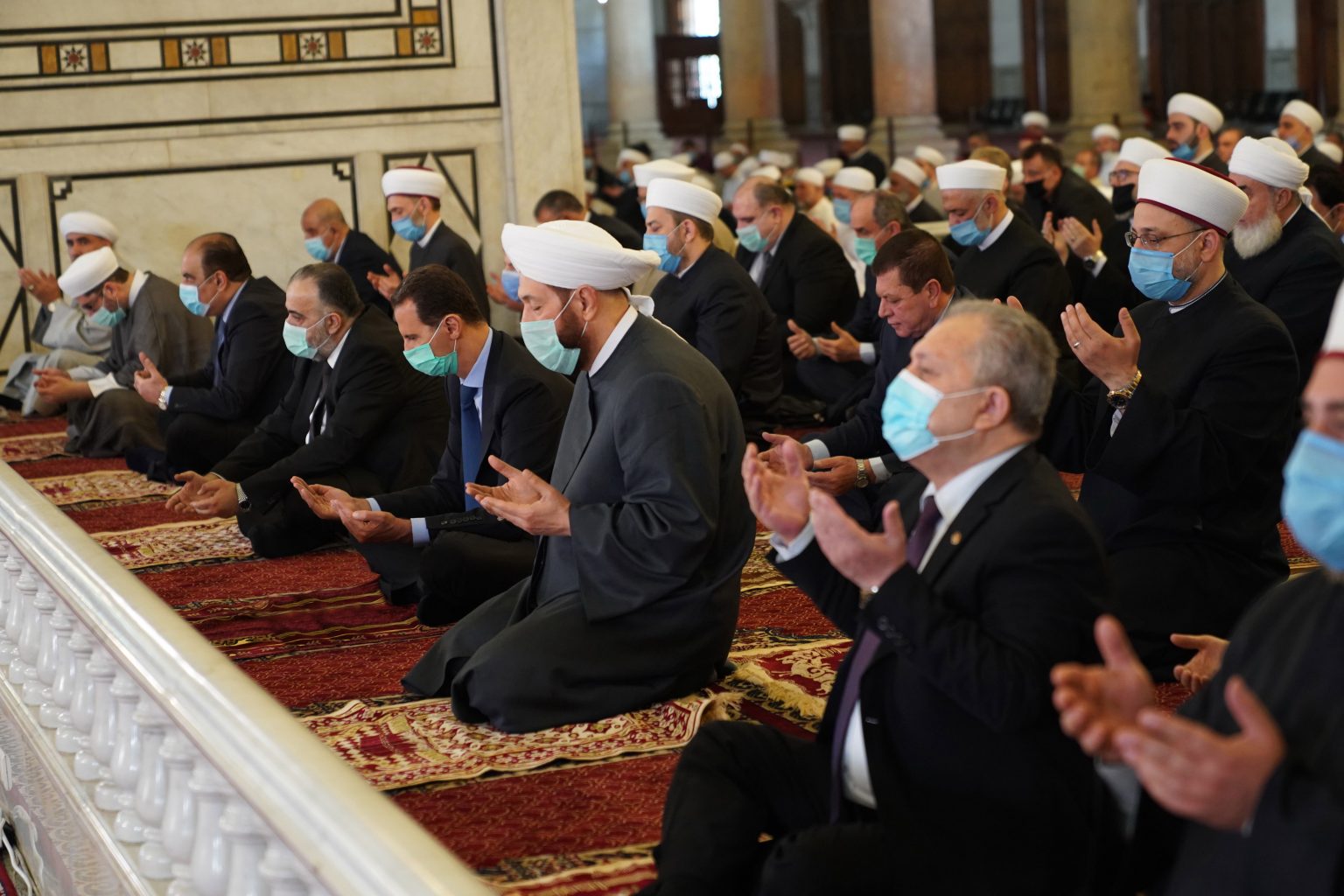 المسلمون يؤدون صلاة عيد الفطر في ظل كورونا