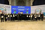 تكريم 15 خادماً للقرآن في إیران بحضور الرئيس الايراني + صور