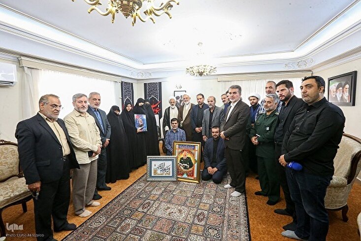Mitglieder der iranischen Korangemeinde treffen die Familie von General Salami