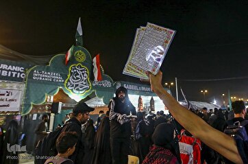 Honoring Quran in Arbaeen March