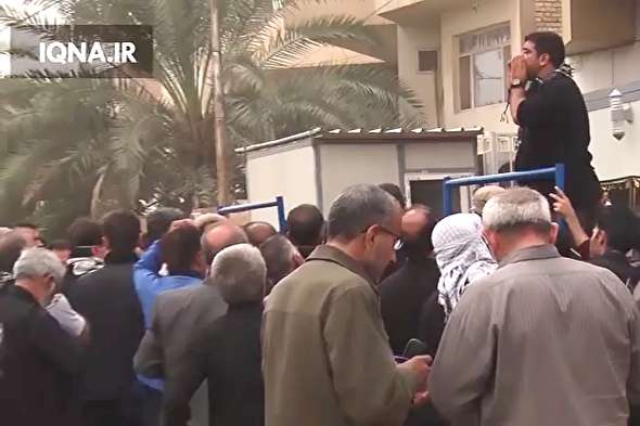 فیلم/ نارضایتی زائران از ارائه ارز اربعین/ زیارت یا معطلی چند روزه در صف‌های طولانی