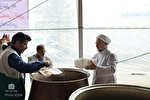 پخت غذای گرم در آشپزخانه آستان قدس برای سیل‌زدگان لرستان/ گزارش تصویری