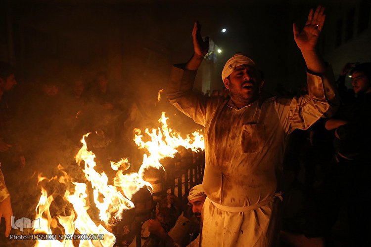 ⁨آیین مشعل گردانی نجفی‌های مقیم قم⁩