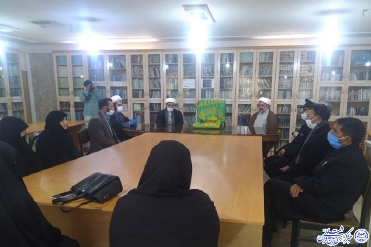 پرچم متبرک رضوی به حوزه علمیه ایلام رسید