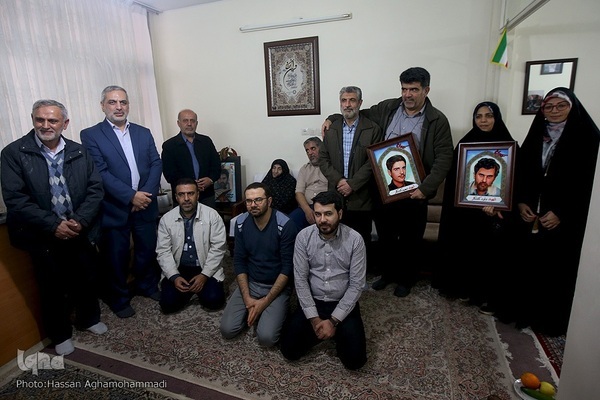 انتظار 9 ساله مادر برای وداع با پیکر فرزند شهیدش