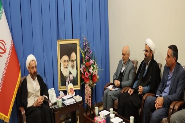 الله نور کریمی تبار، امام حمعه ایلام در دیدار با امور مالیانی استان ایلام الله نور کریمی تبار، امام حمعه ایلام در دیدار با امور مالیانی استان ایلام