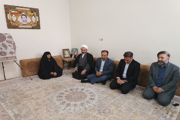 دیدار امام جمعه ایلام با خانواده‌های معظم شهید «مراد آذرخش» و «حمیدرضا رضایتی»