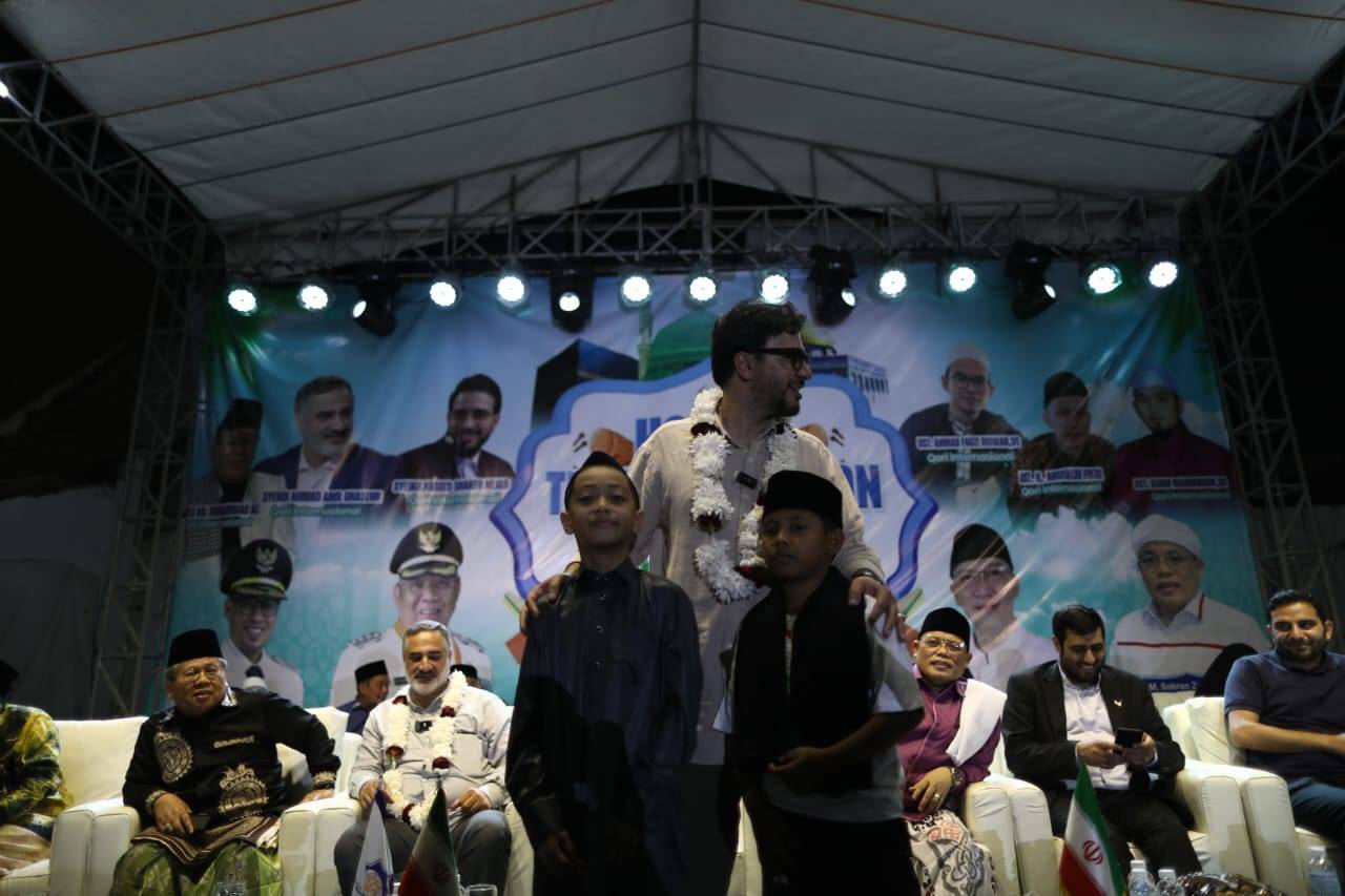 عکس یادگاری حامدهای شاکرنژاد در اندونزی