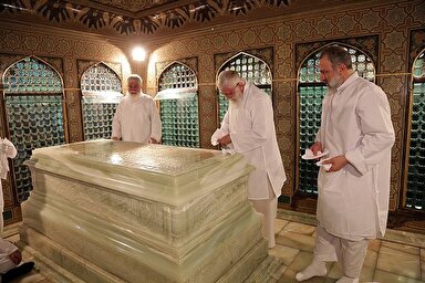 فیلم | شهید خادم الرضا در مراسم غبارروبی ضریح ثامن الائمه(ع)