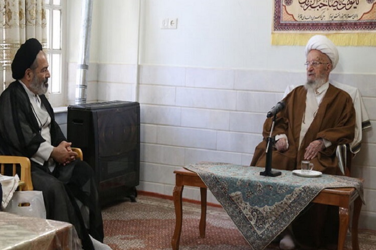 تاکید آیت‌الله مکارم شیرازی بر کاهش قیمت حج و عمره