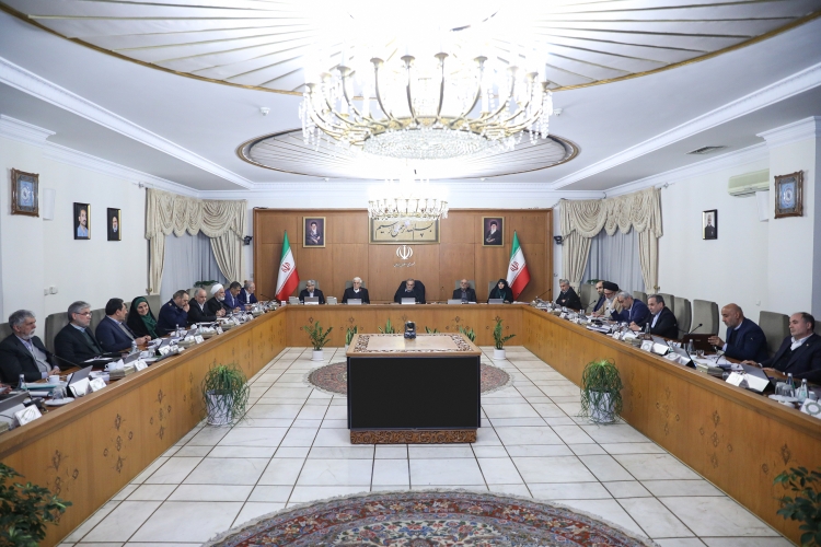 بهبود معیشت مردم باید بر همه بخش‌ها تقدم داشته باشد