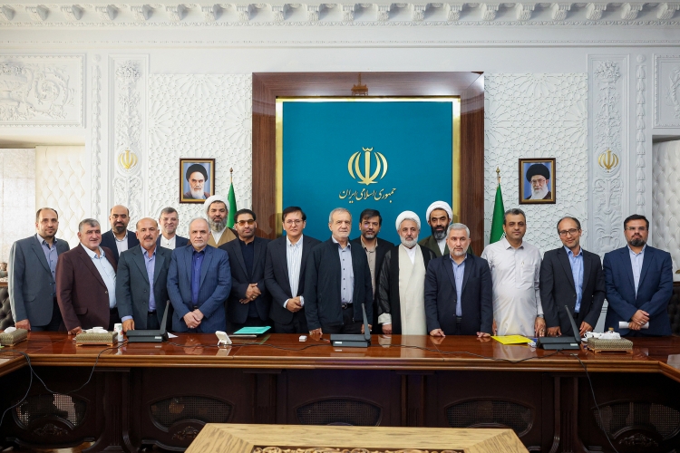 ایستادگی مقابل دشمن نیازمند تأمین معیشت و بهبود اقتصاد کشور است