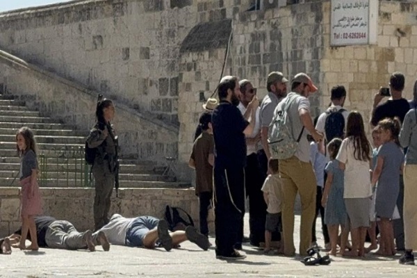 یورش شهرک‌نشینان به محوطه مسجدالاقصی و هتک حرمت قبور نزدیک آن