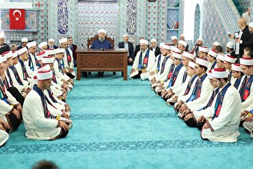 Akyazı'da 33 öğrenci törenle icazetini aldı